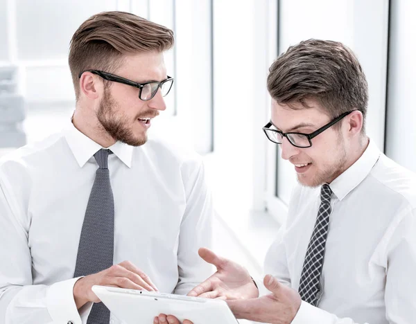 Close up. Mitarbeiter diskutieren neue Informationen — Stockfoto