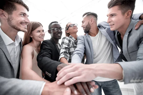 Collega's samenstellen van hun handen in kantoor — Stockfoto