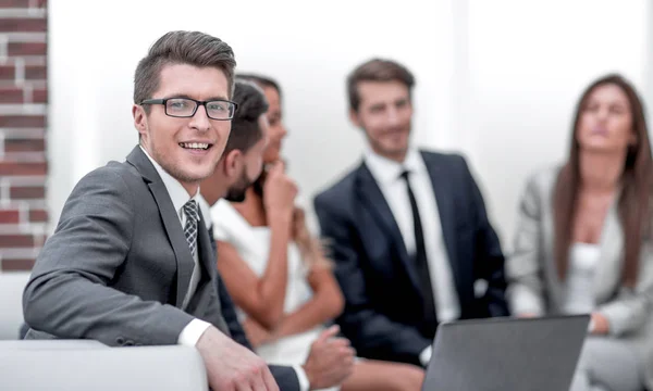 Hombre de negocios sonriente en el lugar de trabajo —  Fotos de Stock