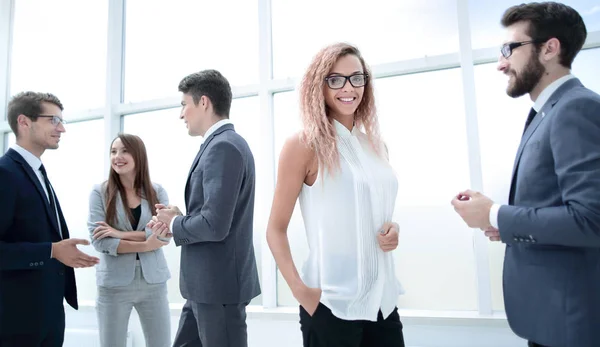 オフィスの廊下で立っているビジネス人々 のグループ — ストック写真