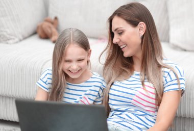 Anne ve kızı onların en sevdiğiniz Tv programını izlerken.