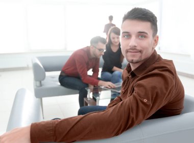 İşletme takımının arka planında çalışan