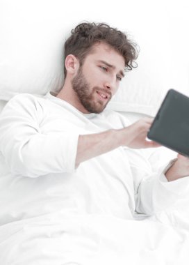 arka plan görüntüsü. Dijital tablet ile çalışan adam.