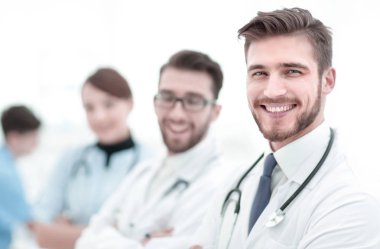 gülen dost erkek doktor portresi