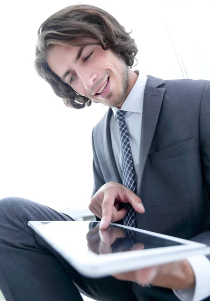 Retrato de empresário bem sucedido que trabalha no computador tablet . — Fotografia de Stock