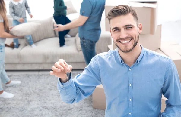 Glimlachend onroerende goederenagent weergegeven: sluitsteen vanuit nieuwe appartementen — Stockfoto