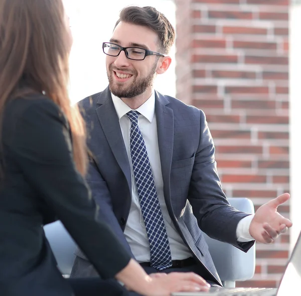 Coworking, gestionnaire créatif montrant une nouvelle idée de démarrage — Photo