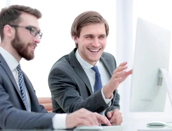 Colegas están discutiendo nuevos datos, sentados en un escritorio — Foto de Stock