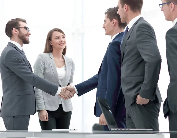 Geschäftspartner schütteln Hände — Stockfoto