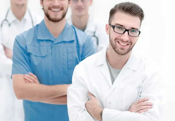 Equipe sorridente de jovens médicos . — Fotografia de Stock