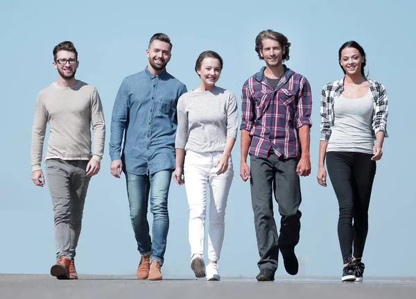 Gruppe von Studenten unterhält sich im Freien — Stockfoto