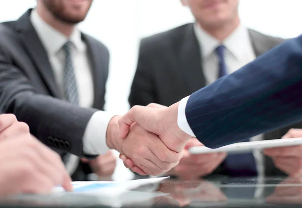 Una stretta di mano d'affari. Primo piano di uomini d'affari che si stringono la mano. — Foto Stock