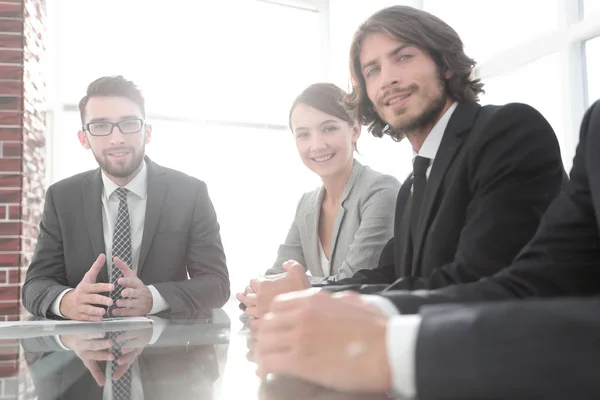 Gerente realiza uma reunião com a equipe de negócios — Fotografia de Stock