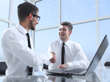 Meslektaşlarım masaya oturun ve konuşun.