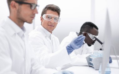 Bir grup bilim adamı yeni başarıları tartışıyor.