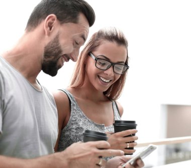 kahve içme ve Sms smartphone üzerinde okuma up.young çift kapatın.