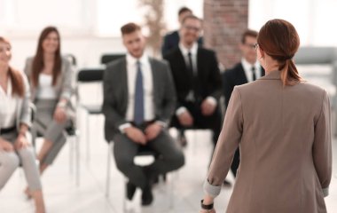 iş kadını bir brifing çalışanlar için tutar.