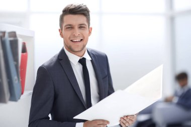 miling mutlu işadamı kameraya bakıyor