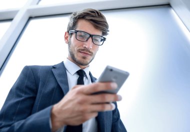 Cep telefonlu genç işadamı