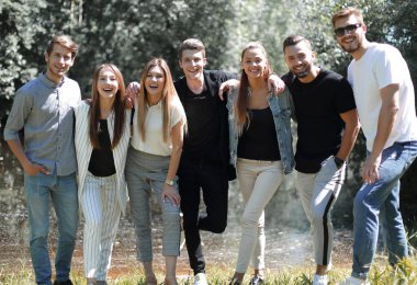 Park 'ın arka planında bir grup öğrenci var.