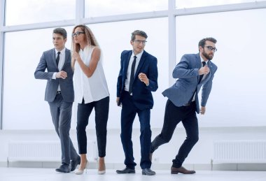 Genç girişimcilerin parlak bir ofiste ayakta tam growth.a grubunda