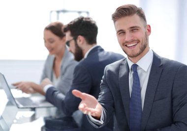 bir el sıkışma için uzanarak yan view.successful iş adamı