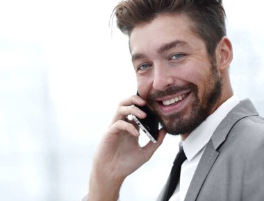 İş adamı cep telefonuyla konuşuyor.