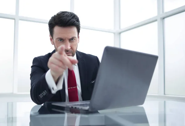 Seriös affärsman peka finger på dig, sitter vid sitt skrivbord — Stockfoto