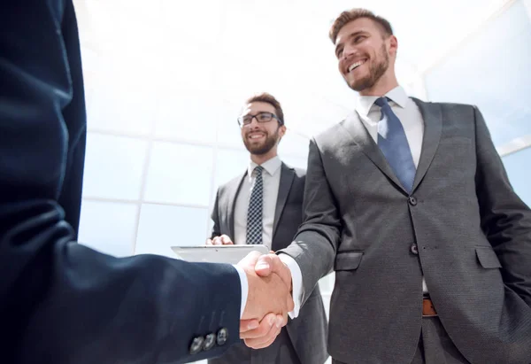 Close-up.handshake zakenpartners — Stockfoto