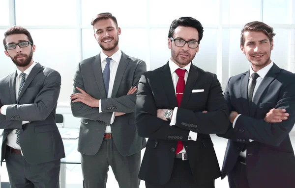 Группа деловых людей, стоящих в офисе — стоковое фото