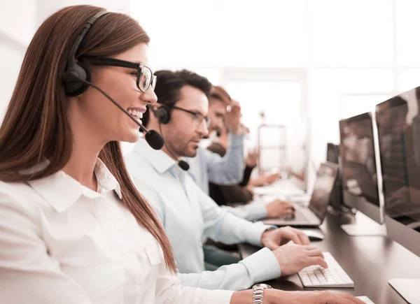 Junge Kollegen arbeiten im Callcenter — Stockfoto