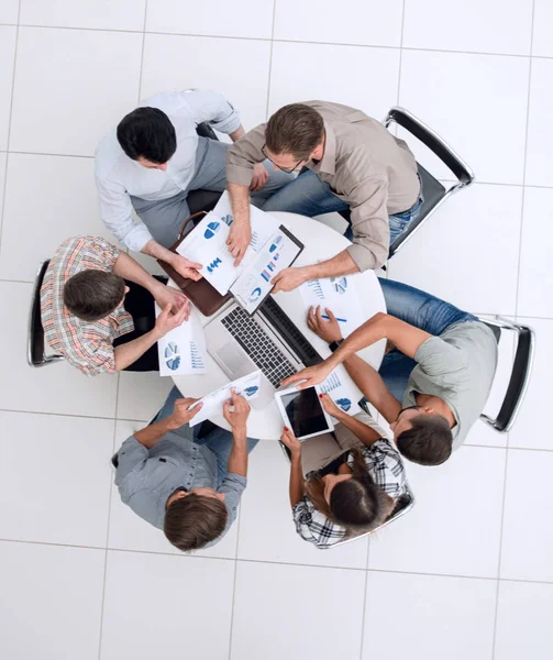 Top view.the business team tiene una tavola rotonda — Foto Stock