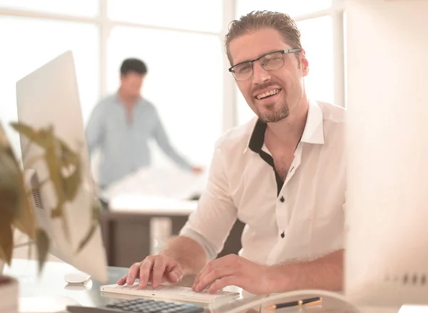 Porträtt av affärsman på suddig office bakgrund — Stockfoto