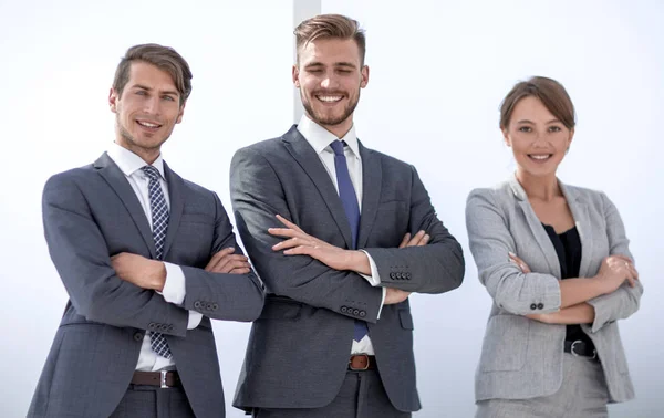 Gruppen av framgångsrika unga affärsmän står tillsammans. — Stockfoto