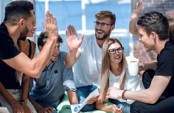 Equipo empresarial creativo inicia un nuevo proyecto empresarial — Foto de Stock