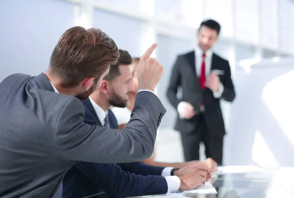 Hombre de negocios respondiendo preguntas de los empleados — Foto de Stock