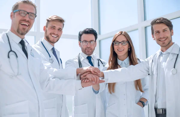 Groupe de médecins avec les mains pliées ensemble — Photo