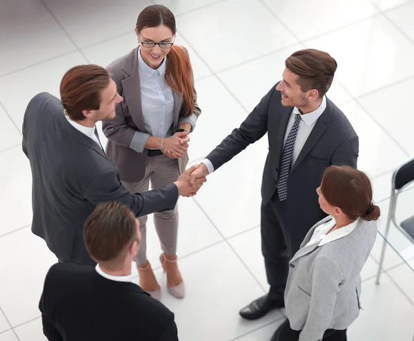 Top view.handshake partenaires commerciaux dans le bureau — Photo