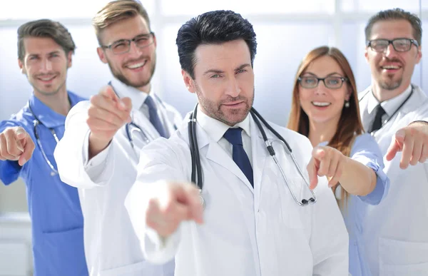 Team av läkare och sjuksköterskor, pekar på dig — Stockfoto