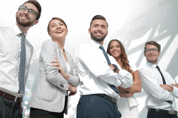 Equipo profesional de negocios en el fondo de una oficina moderna — Foto de Stock