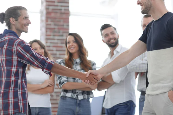 Handshake Gerente y cliente en la oficina . — Foto de Stock