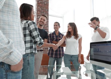 Genç tasarımcılar ve istemci el sıkışma