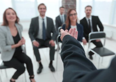 Kurumsal mali rapor çalışanlar konuşurken ekiple tartışıyor