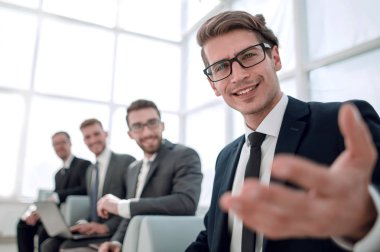 başarılı iş adamı ofisine davet