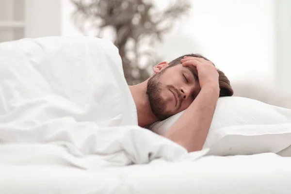 Joven está durmiendo en una cómoda habitación de hotel — Foto de Stock