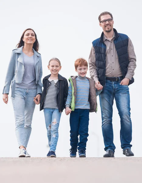 En plena familia growth.young con sus hijos caminando juntos —  Fotos de Stock