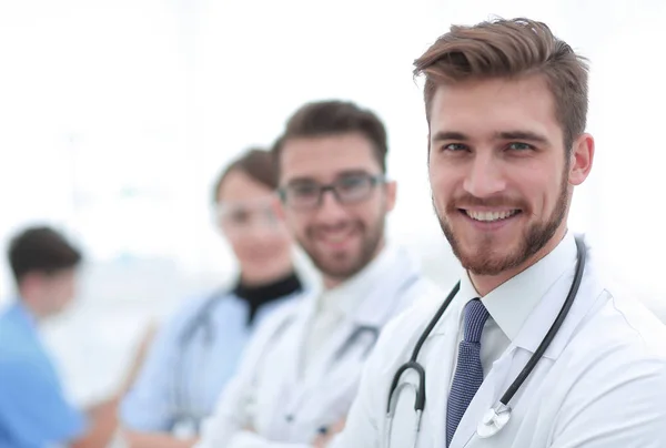 Retrato de médico masculino amigável sorrindo — Fotografia de Stock