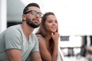 up.Couple modern bir otel sundurma içinde ayakta aşık kapatın