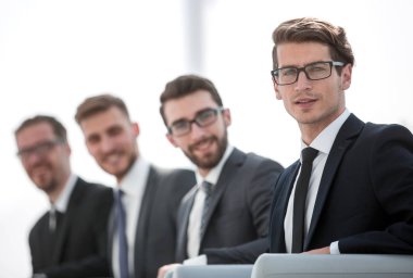 Kapat. Bir grup iş adamı konferans odasında oturuyor.