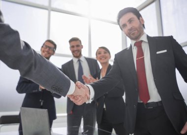 İş ortaklarının güvenilir tokalaşması